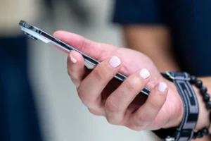 Desativar notificações e não usar celular antes de dormir ajuda a reduzir sobrecarga digital