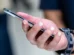 Desativar notificações e não usar celular antes de dormir ajuda a reduzir sobrecarga digital