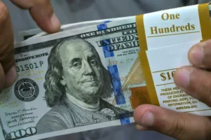 Dólar abre em queda nesta segunda com atenções voltadas a negociações no Oriente Médio