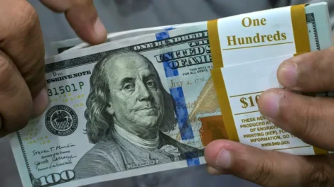 Dólar abre em queda nesta segunda com atenções voltadas a negociações no Oriente Médio