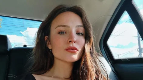 É só uma barriga normal, diz Larissa Manoela ao negar rumores de gravidez