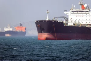 EUA lançam novos ataques contra Irã; forças iranianas fecham Ormuz