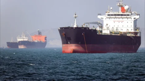 EUA lançam novos ataques contra Irã; forças iranianas fecham Ormuz