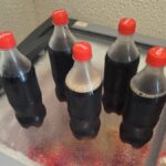 Em Maringá, colecionadores violam rótulos de refrigerante em estabelecimentos em busca de figurinhas da Copa