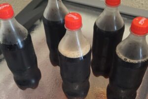 Em Maringá, colecionadores violam rótulos de refrigerante em estabelecimentos em busca de figurinhas da Copa