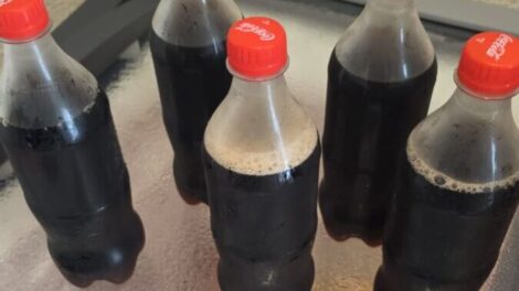 Em Maringá, colecionadores violam rótulos de refrigerante em estabelecimentos em busca de figurinhas da Copa