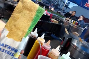 Em clima de Copa, pastel ‘verde e amarelo’ faz sucesso nas feiras de Maringá