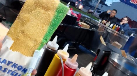 Em clima de Copa, pastel ‘verde e amarelo’ faz sucesso nas feiras de Maringá