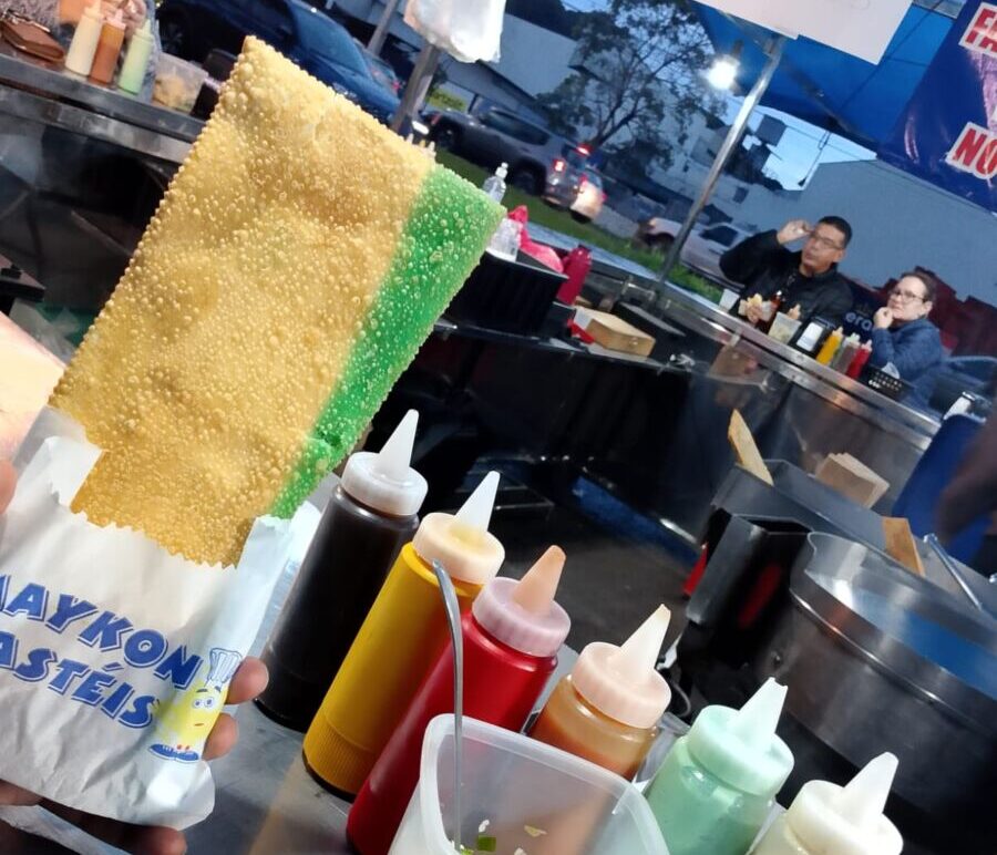 Em clima de Copa, pastel ‘verde e amarelo’ faz sucesso nas feiras de Maringá