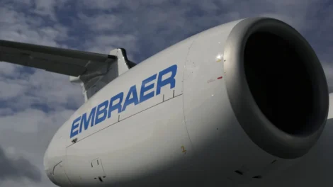 Embraer apresenta 1º dos 24 aviões encomendados pela Latam em acordo de US$ 2,1 bi