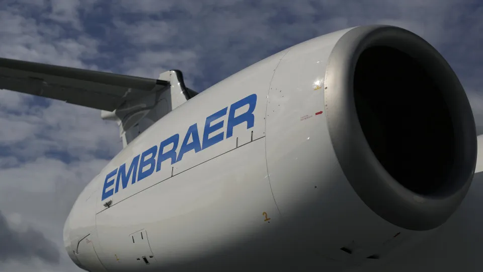 Embraer apresenta 1º dos 24 aviões encomendados pela Latam em acordo de US$ 2,1 bi