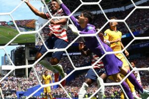 Estados Unidos bate a Austrália e fica perto da classificação