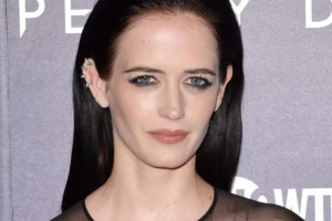Eva Green é hospitalizada após lesionar perna durante gravação de 'Wandinha'