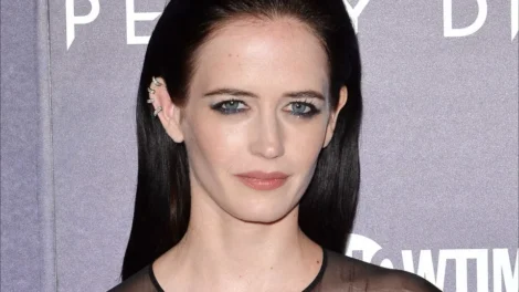 Eva Green é hospitalizada após lesionar perna durante gravação de 'Wandinha'