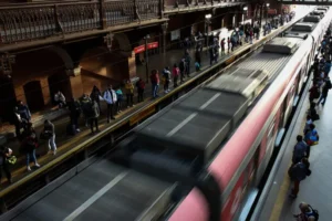 Falha no sistema de portas causa lentidão em três linhas do Metrô de São Paulo
