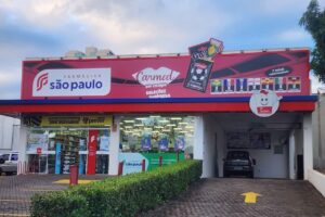 Farmácias São Paulo investe em lojas personalizadas e experiências para atrair clientes durante a Copa