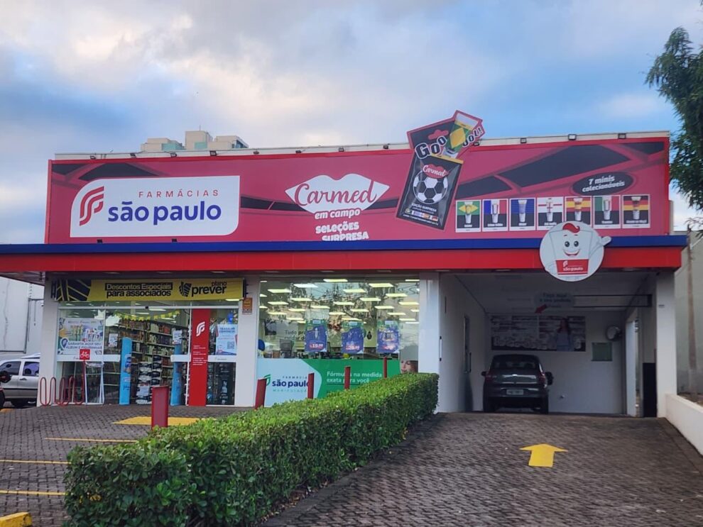 Farmácias São Paulo investe em lojas personalizadas e experiências para atrair clientes durante a Copa