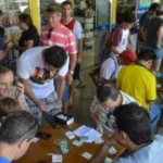 Figurinhas falsas da Copa são vendidas no metrô e em sites