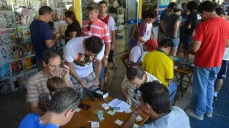 Figurinhas falsas da Copa são vendidas no metrô e em sites