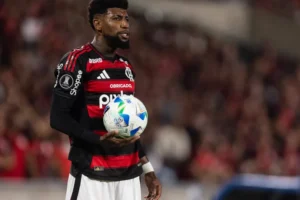 Flamengo recebe proposta de mais de R$ 50 milhões por Emerson Royal