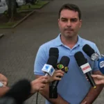 Flávio Bolsonaro critica STF, fala em 'canetadas' e cobra segurança jurídica para reformas