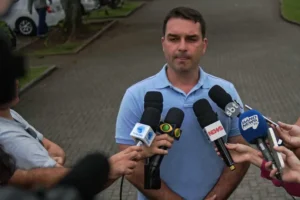 Flávio Bolsonaro critica STF, fala em 'canetadas' e cobra segurança jurídica para reformas