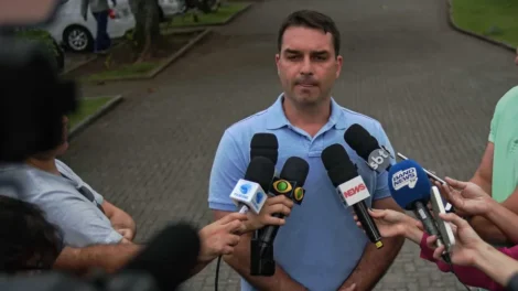 Flávio Bolsonaro critica STF, fala em 'canetadas' e cobra segurança jurídica para reformas