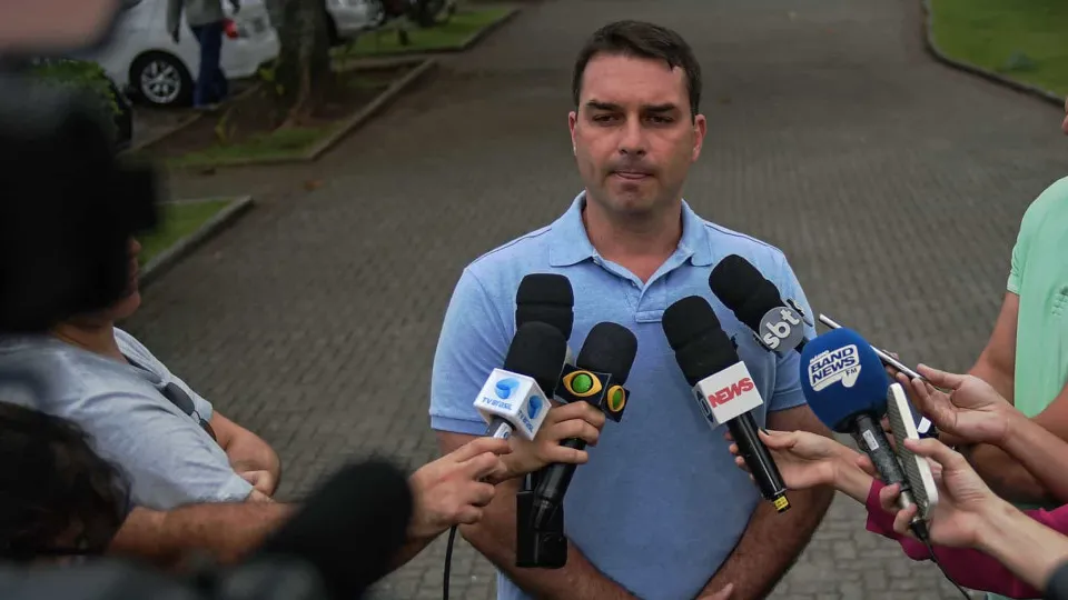 Flávio Bolsonaro critica STF, fala em 'canetadas' e cobra segurança jurídica para reformas