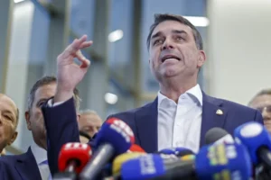 Flávio afirma que Pix é do Bolsonaro apesar de ex-presidente ter dito desconhecer a medida em 2020