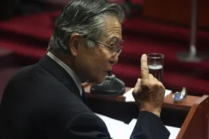 Fujimori se aproxima da presidência do Peru e Sánchez convoca protesto