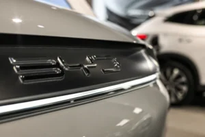GM amplia aporte em R$ 3,5 bilhões no Brasil e critica benefício de cotas que favorece BYD