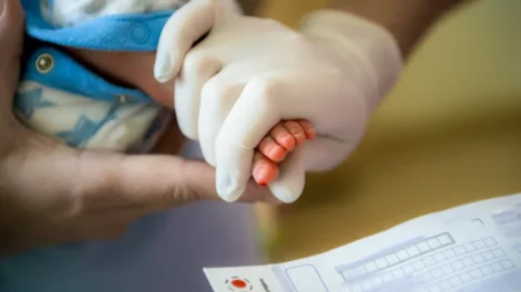 Gêmeos siameses ligados pelo abdômen morrem em Goiânia após infecção