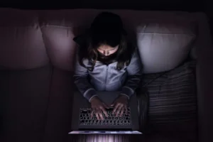 Governo Lula inclui estupro virtual no Ligue 180 após alta nos casos de violência na internet