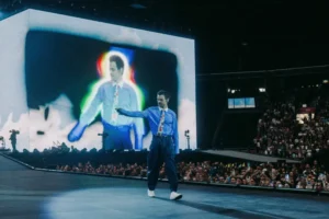 Harry Styles cai no chão após se engasgar com água em show; veja o vídeo