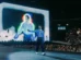 Harry Styles cai no chão após se engasgar com água em show; veja o vídeo