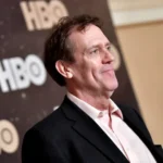 Hugh Laurie pede desculpas após atacar crítica de jornalista sobre 'Dr. House'