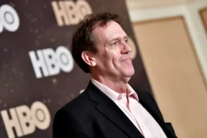 Hugh Laurie pede desculpas após atacar crítica de jornalista sobre 'Dr. House'