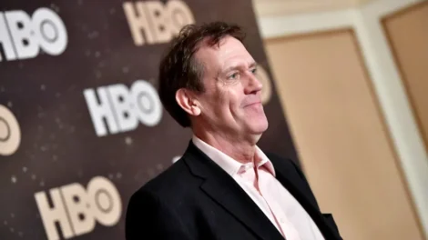 Hugh Laurie pede desculpas após atacar crítica de jornalista sobre 'Dr. House'