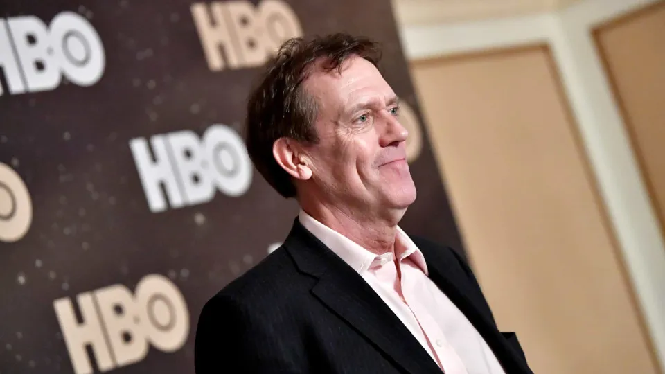 Hugh Laurie pede desculpas após atacar crítica de jornalista sobre 'Dr. House'