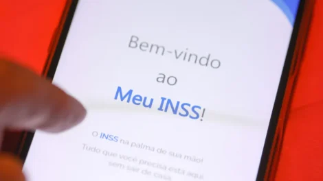 INSS suspende novas convocações para revisão do BPC e remaneja servidores para conter fila