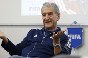 Internado, Parreira passa por cirurgia no Rio de Janeiro