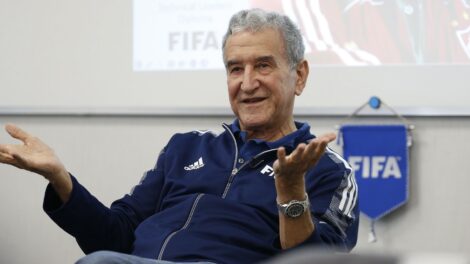 Internado, Parreira passa por cirurgia no Rio de Janeiro