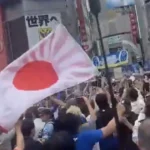 Invasão total do cruzamento mais famoso do mundo após a goleada do Japão