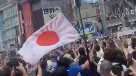Invasão total do cruzamento mais famoso do mundo após a goleada do Japão