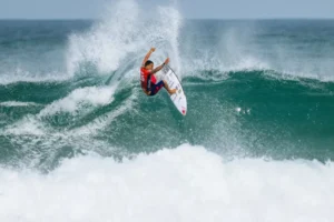 Italo é eliminado, mas Brasil garante um surfista na semi de Saquarema