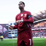 Já viu Cristiano Ronaldo bebendo água desta forma peculiar? Veja o motivo