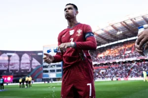 Já viu Cristiano Ronaldo bebendo água desta forma peculiar? Veja o motivo