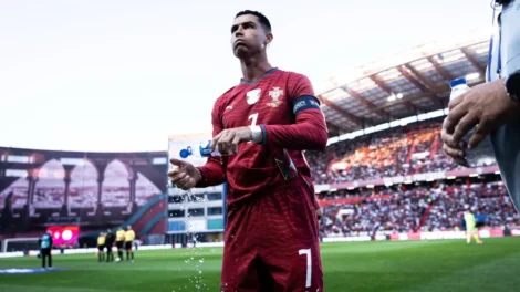 Já viu Cristiano Ronaldo bebendo água desta forma peculiar? Veja o motivo