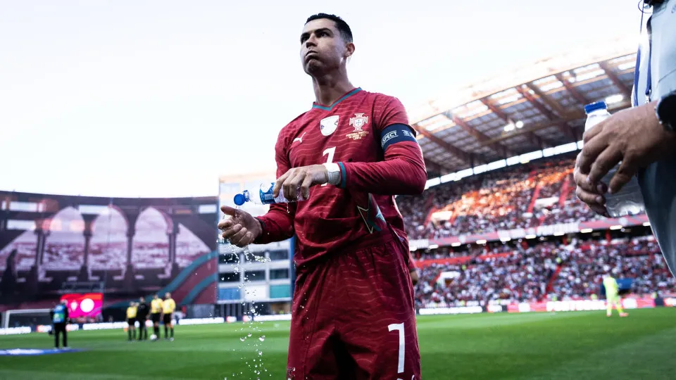 Já viu Cristiano Ronaldo bebendo água desta forma peculiar? Veja o motivo