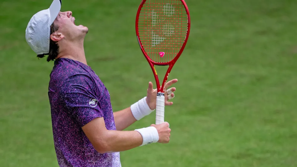 João Fonseca começa mal na grama e vai cair no ranking da ATP